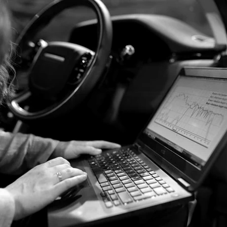 Diagnose mit dem Laptop im Fahrzeug